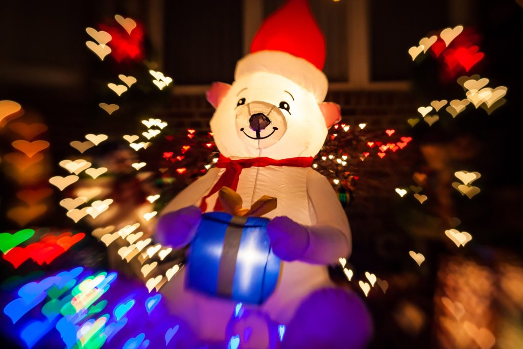 How to Secure Outdoor Christmas Decorations